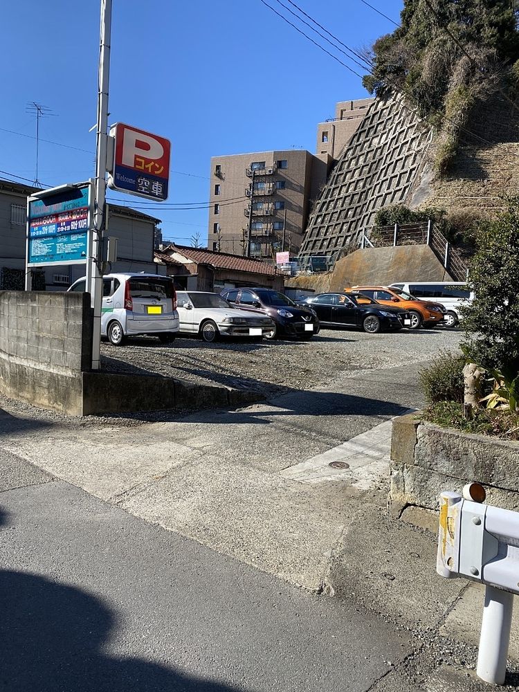バス通りから『くら寿司さん』の前を入った通り沿いにある砂利引きの駐車場です。
駐車場手前がコインパーキングになっています。