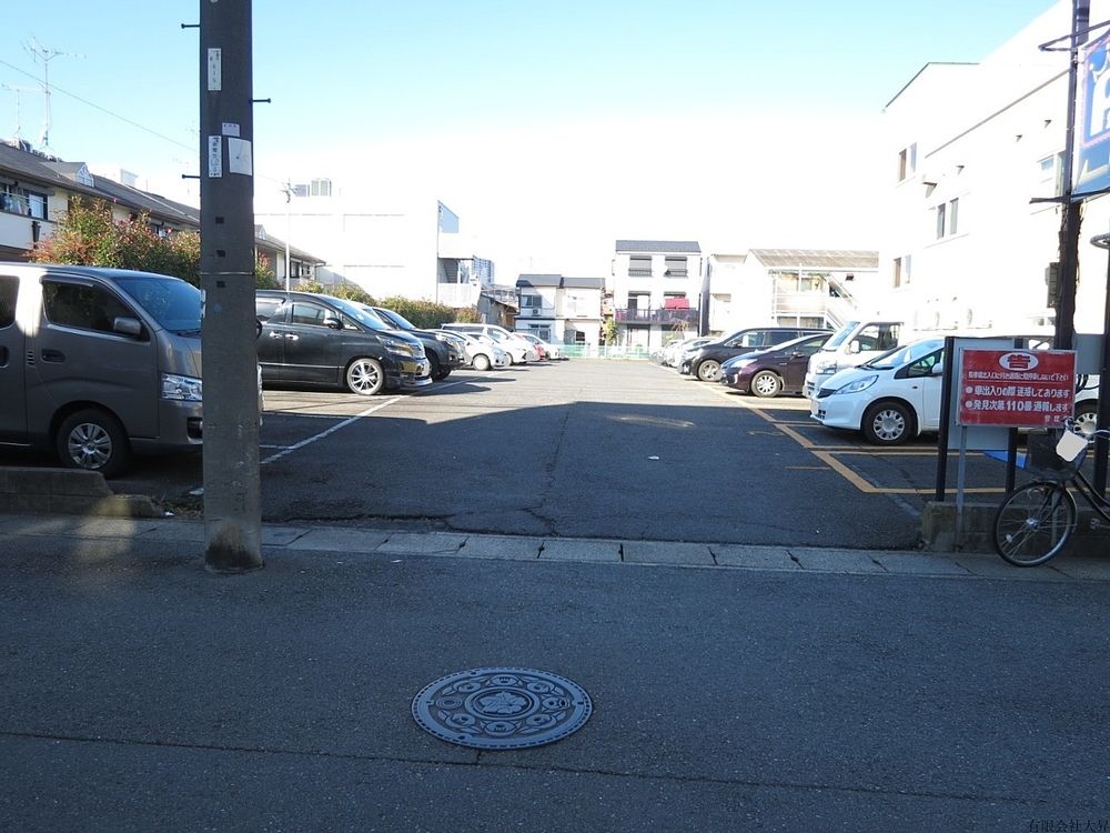 『アスク武蔵新城保育園』の隣です。
駐車場手前の7台がコインパーキングになっています。
人気のアスファルトで広々とした駐車場です。