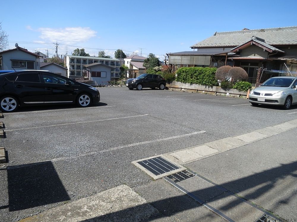 畑や民家に囲まれた静かな場所です。
野川本町1-27-18の個人宅と畑の間にあります。人気のアスファルト駐車場です。
入り口から奥に向かって下る様にやや傾斜しています。