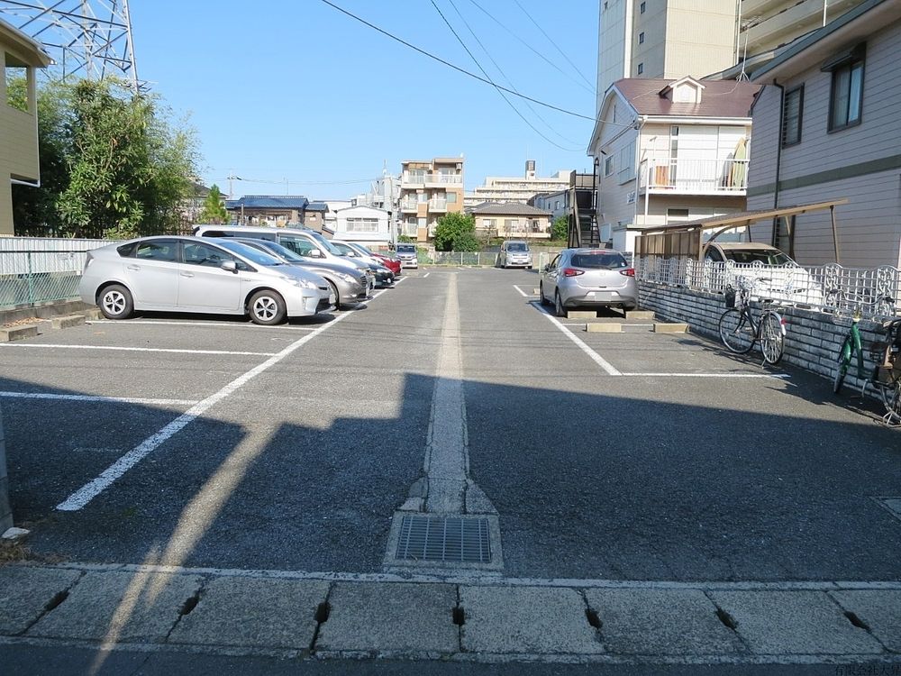 バス通り『関口精米店さん』横の路地を入って右側にある駐車場です。駐車場敷地内が広々しているのでとっても駐車しやすいです。