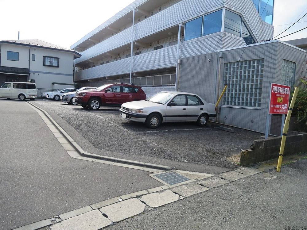 『川崎たまがわ幼稚園さん』裏、『プレジデントさん』の隣です。人気のアスファルト敷きです。長くご利用の方が多いので、あまり空きの出ない駐車場です。