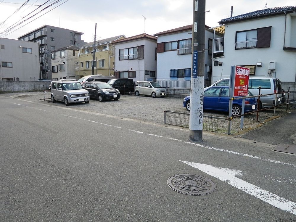 『プラウド武蔵新城スクエア』さんはす向かいにあります。隣はコインパーキングです。砂利引きですが、広く停めやすい駐車場です。
