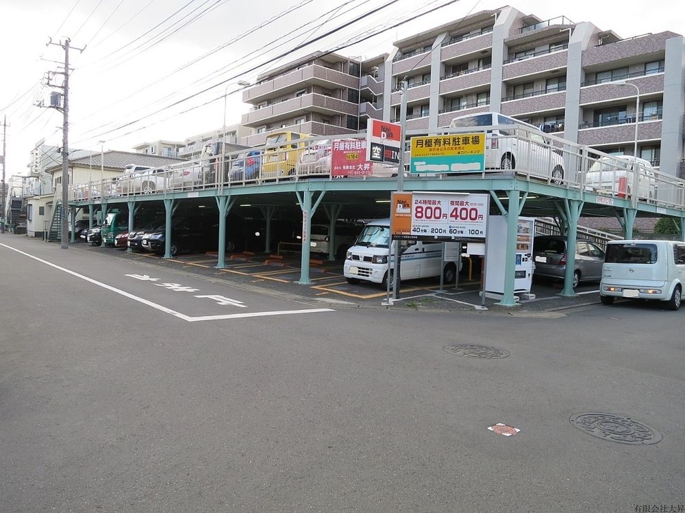 『（株）ヤマナシヤ』さん向かいの立体駐車場です。1階に駐車できる車両は車高200cmまでとなります。
