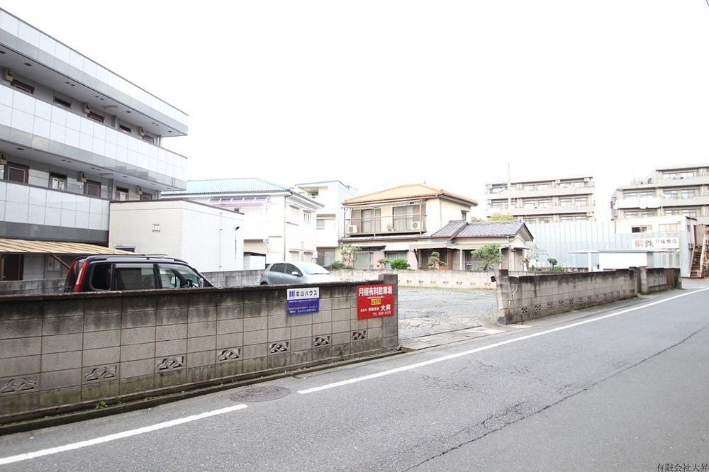 第三京浜の側道に面しています。マンション『ラミューズムカサ』さんの隣です。砂利の駐車場です。