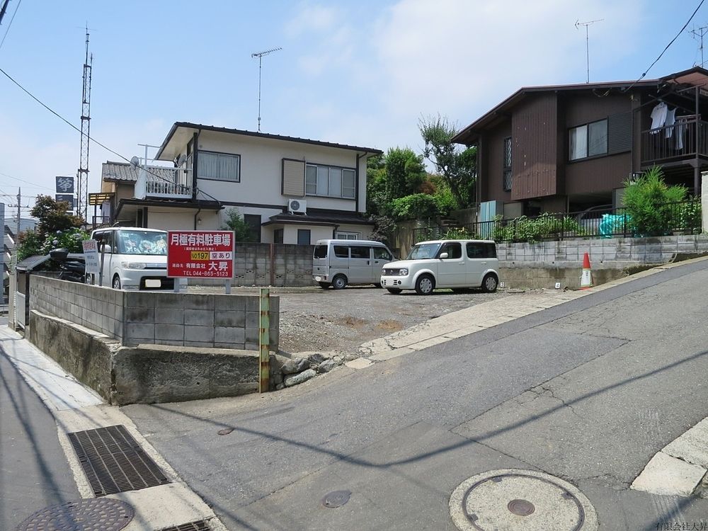 『サニーフラット』さんの隣にあります。尻手黒川道路の信号『野川小学校入口』と『上野川』との間の道を少し入った所にある砂利の駐車場です。一部、小型車限定の区画があります。