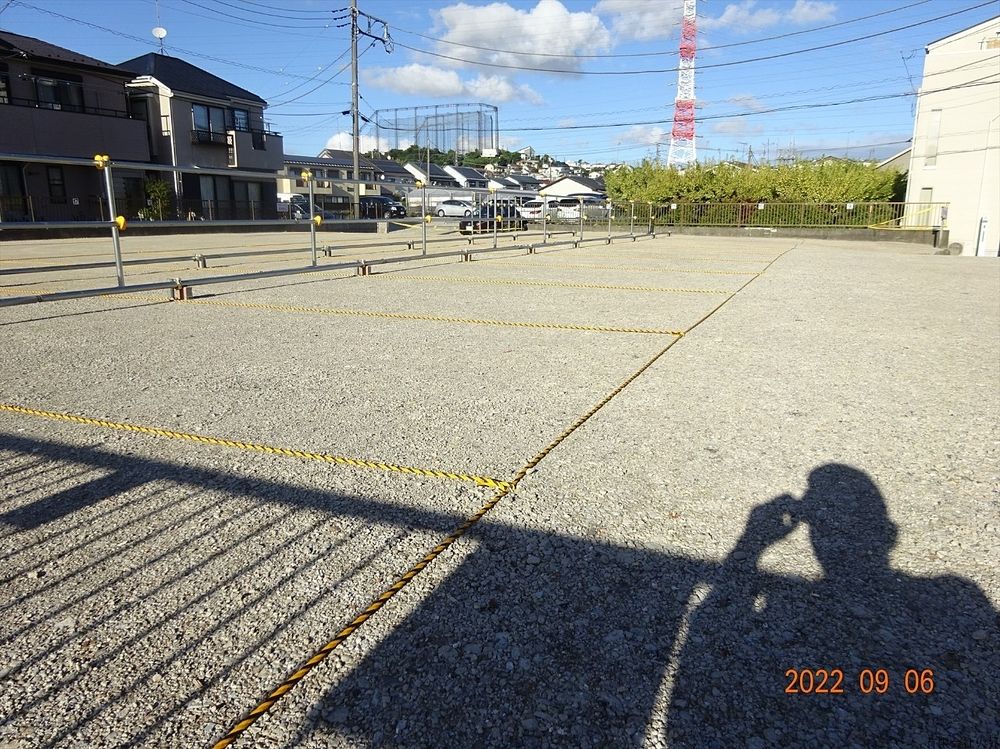 東山田駅すぐ近くの平置き駐車場です。NO.237駐車場と隣接しており、向かって右側の駐車場になります。