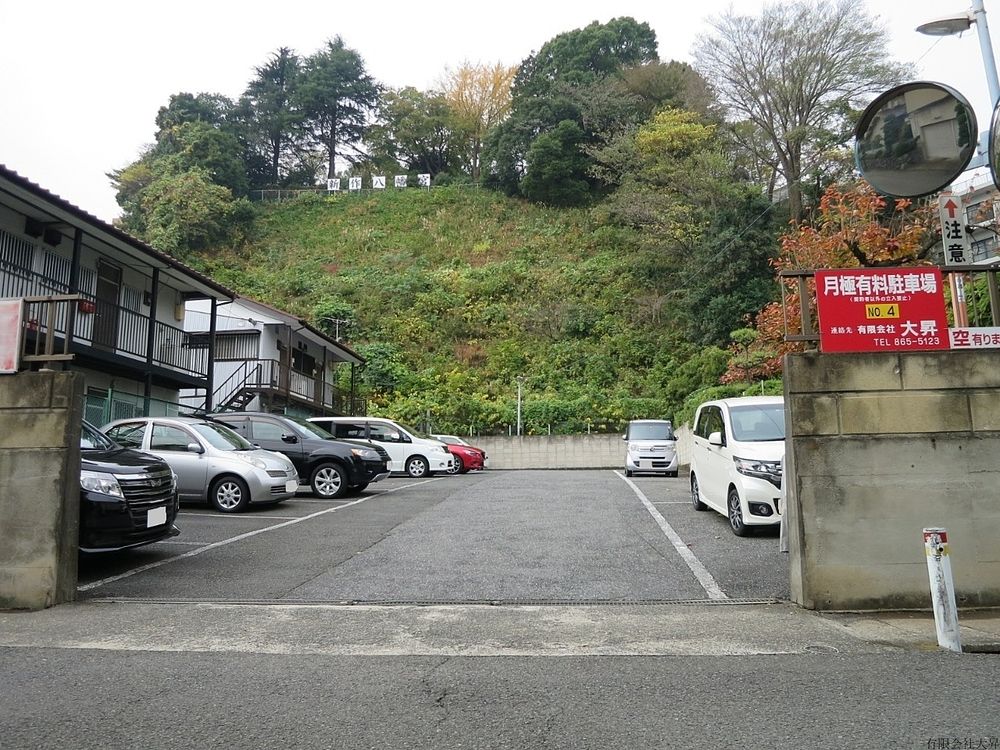 バス通りから『くら寿司さん』の前を入った通り沿いにあるアスファルトの駐車場です。