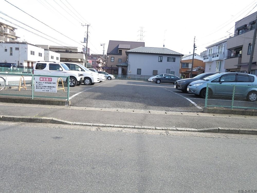 『吉田自動車』さんの真向かいです。
敷地内が広々としており利用し易く、人気の高いアスファルト舗装の駐車場です。