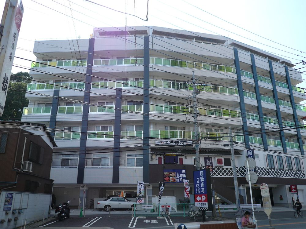 1階は駐車場、2階部分は「くら寿司」さん、3階以上は賃貸住宅とオーナー様ご自宅です。